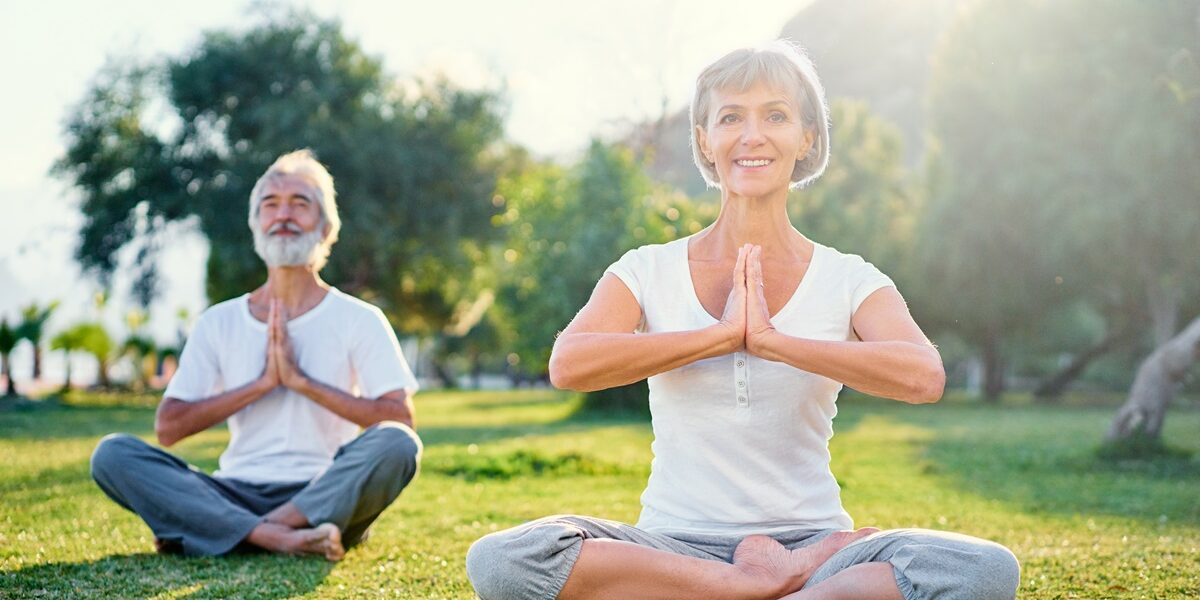 Joga i relaksacja jako skuteczne metody radzenia sobie z objawami menopauzy