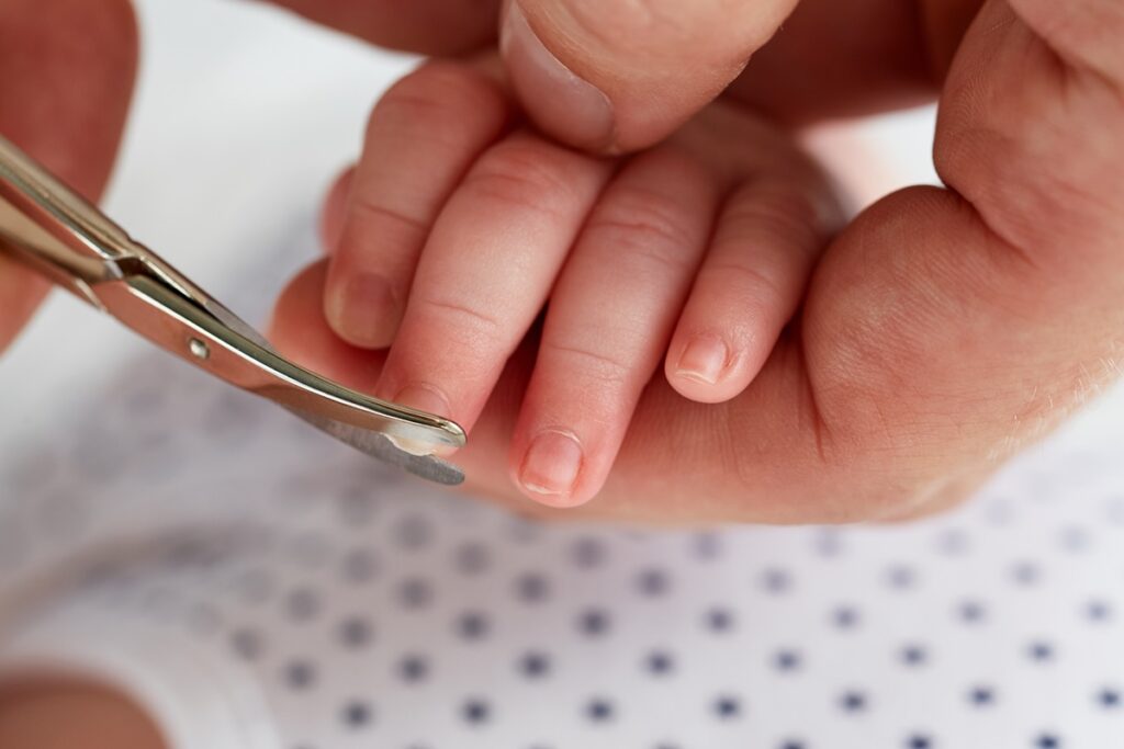obcinanie paznokci noworodek